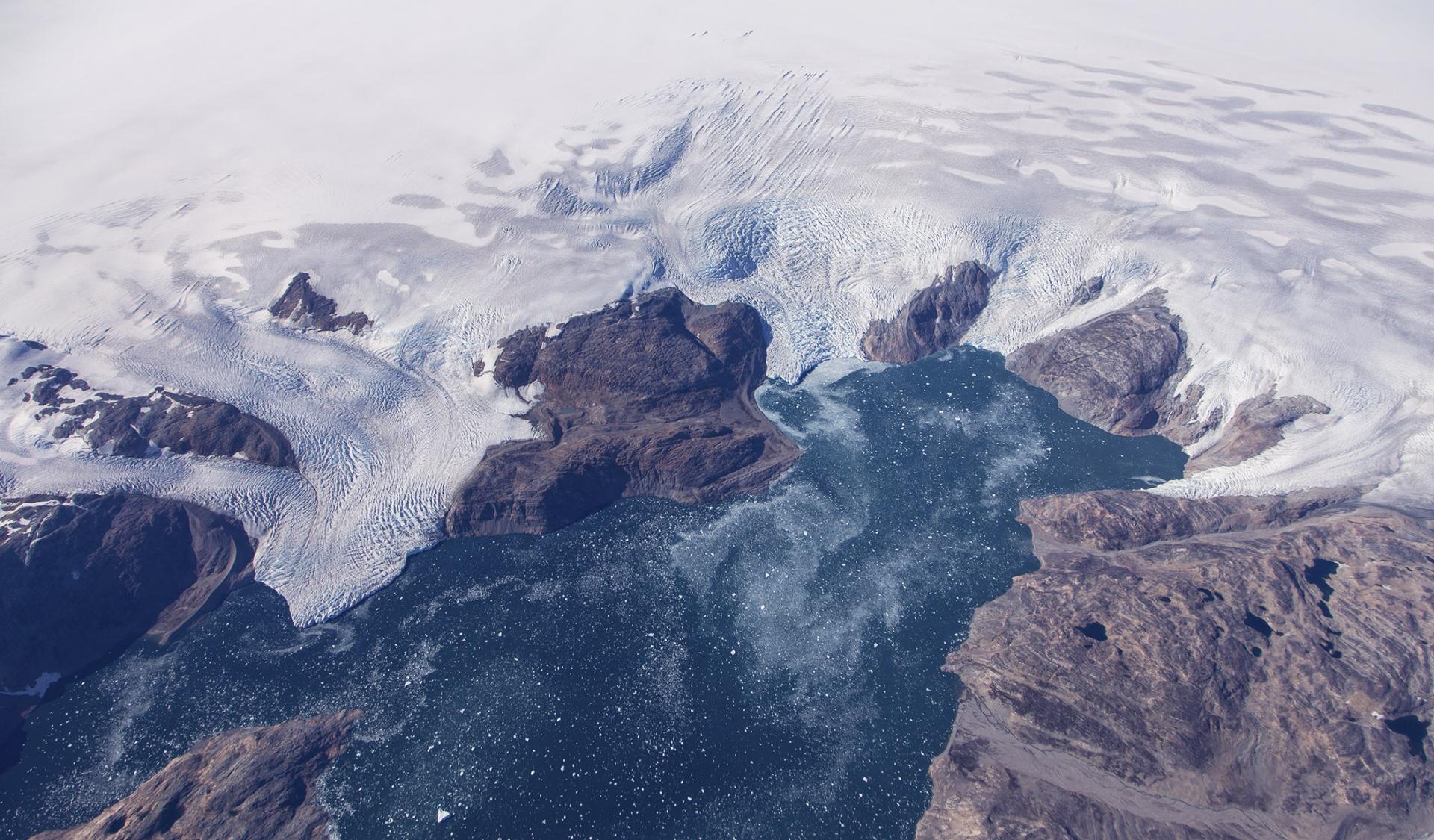 Groenland - Les glaciers Brückner et Heim, dans le fjord Johan Petersens,  au sud-est du Groenland - Photo: Jeremy Harbeck/ NASA