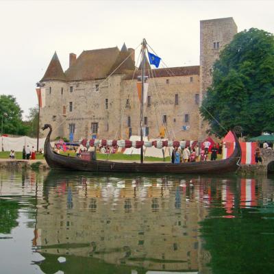 France - Gungnir devant le château de Nemours