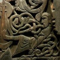 Gunnar jouant de la harpe, sculpture figurant sur le portail de l'église de bois debout d'Hylestad