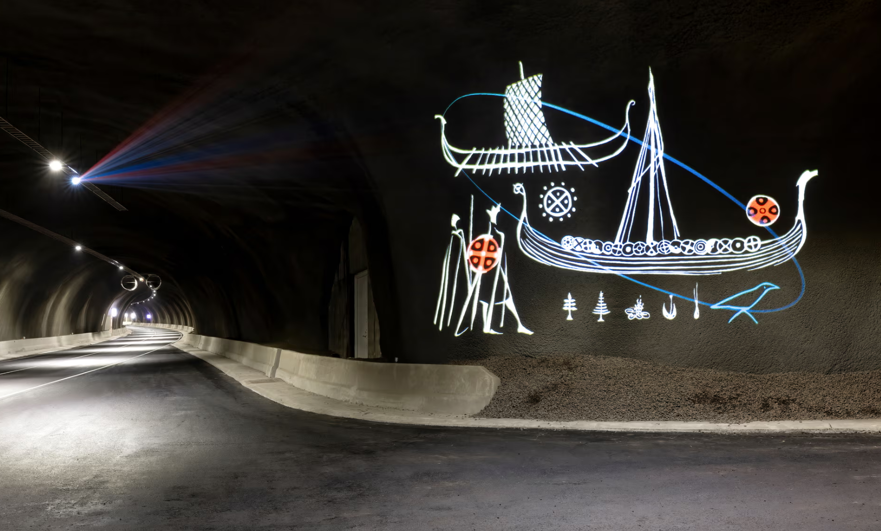 Îles Féroé - Illustration du Roi Sverri réalisée par Edward Fuglø et projetée sur la paroi du nouveau tunnel entre Streymoy et Sandoy - Photo Olavur Frederiksen