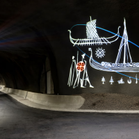 Îles Féroé - Illustration du Roi Sverri réalisée par Edward Fuglø et projetée sur la paroi du nouveau tunnel entre Streymoy et Sandoy - Photo Olavur Frederiksen