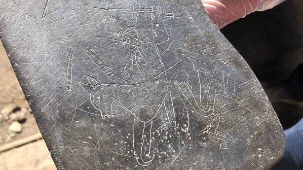 Découverte d'un graffiti de la fin de l'Âge Viking gravé sur une ardoise - Photo: Kevin Weldon et Aisling Collins