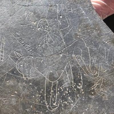 Découverte d'un graffiti de la fin de l'Âge Viking gravé sur une ardoise - Photo: Kevin Weldon et Aisling Collins