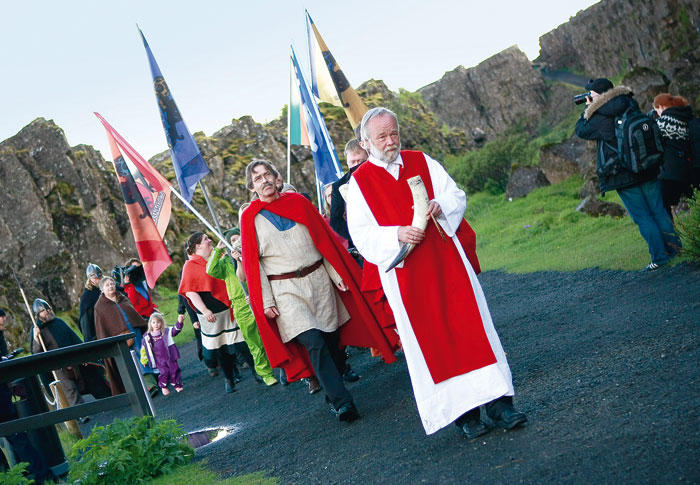 Hilmar Örn Hilmarsson et des membres de l'association Asatru lors d'une procession dans le parc national Thingvellir - Photo:  Silke Schurak pour Reuters