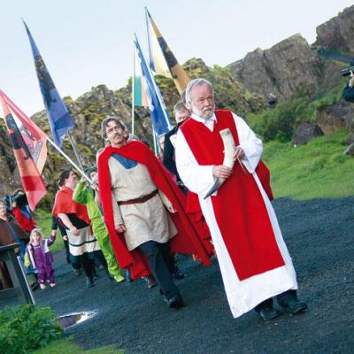 Islande - Hilmar Örn Hilmarsson et des membres de l'association Asatru lors d'une procession dans le parc national Thingvellir - Photo:  Silke Schurak pour Reuters