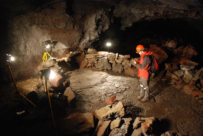 Islande - La structure naviforme et des ossements dans le coin gauche témoignent des pratiques rituelles de l'Âge Viking dans la grotte de Surtshellir - Photo: Kévin P. Smith