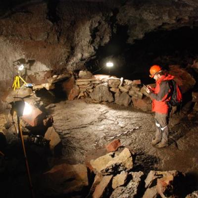 Islande - La structure naviforme et des ossements dans le coin gauche témoignent des pratiques rituelles de l'Âge Viking dans la grotte de Surtshellir - Photo: Kévin P. Smith