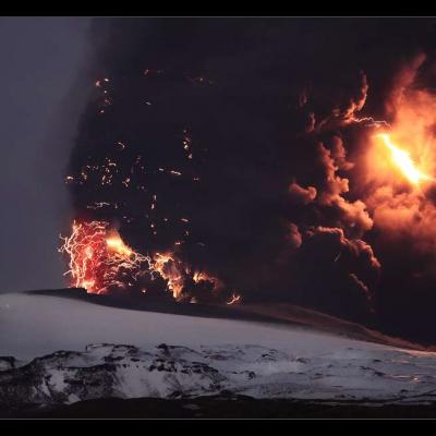 Une éruption volcanique aurait encouragé la conversion au christianisme des colons vikings - Photo: éruption de l'Eyjafjallajökull en 2010 par Orvaratli