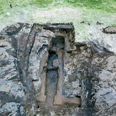 Islande - Vue aérienne des fouilles menées à Oddi, avec l'entrée de la grande grotte artificielle de l'Âge Viking, creusée vers 950 de notre ère - Photo: Kristborg Þórsdóttir