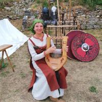 Jocelyne Giani avec Les Corbeaux de Grimnir - Photo: Jocelyne giani auteure