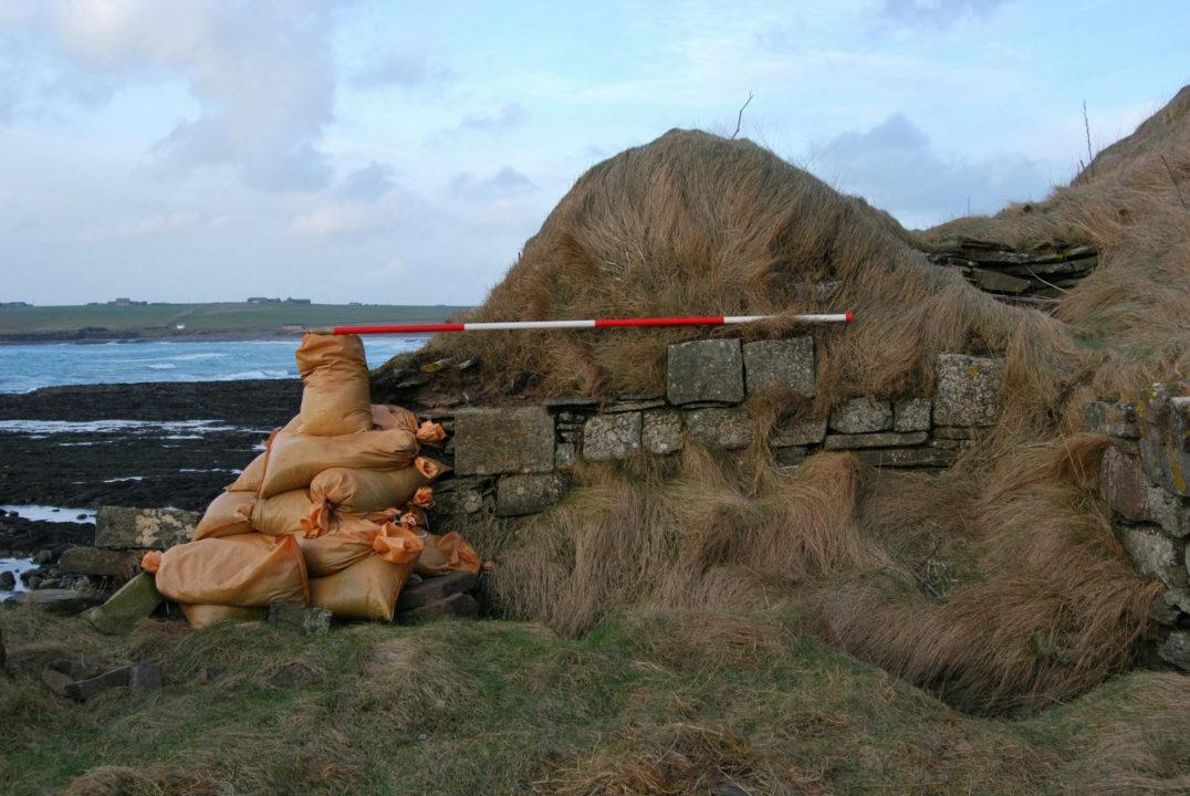 Les Orcades - Le cimetière picte et viking est protégé des tempêtes de la Mer du Nord avec des sacs de sable - Photo: ORCA Archeology / swns.com