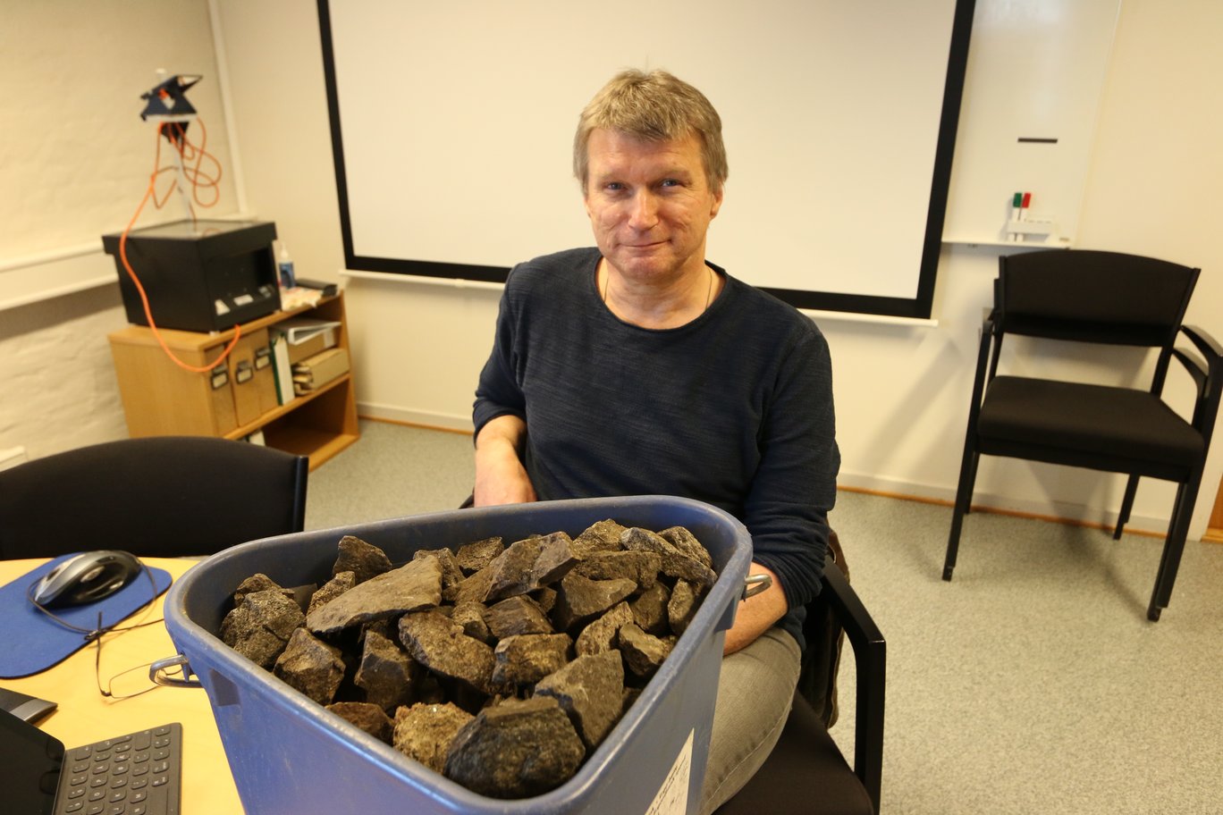 Norvège - Geir Grønnesby, archéologue du NTNU, et les pierres utilisées pour brasser la bière - Photo: Nancy  Bazilchuk