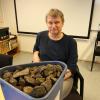Norvège - Geir Grønnesby, archéologue du NTNU, et les pierres utilisées pour brasser la bière - Photo: Nancy  Bazilchuk