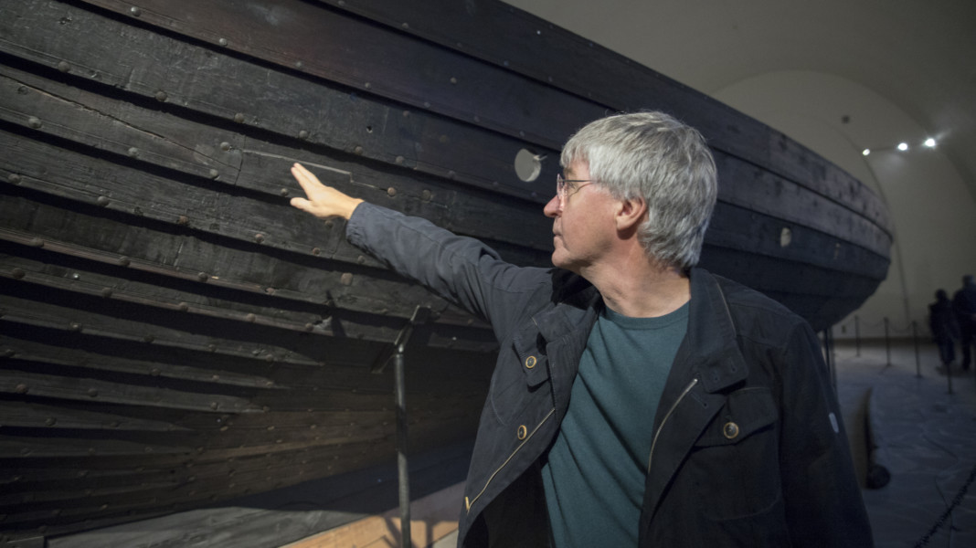 Norvège - Jan Bill montre les dommages subis par les bateaux vikings au musée d'Oslo - Photo: Aksel Kjær Vidne