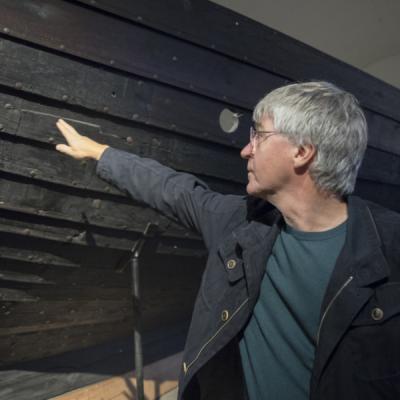 Norvège - Jan Bill montre les dommages subis par les bateaux vikings au musée d'Oslo - Photo: Aksel Kjær Vidne