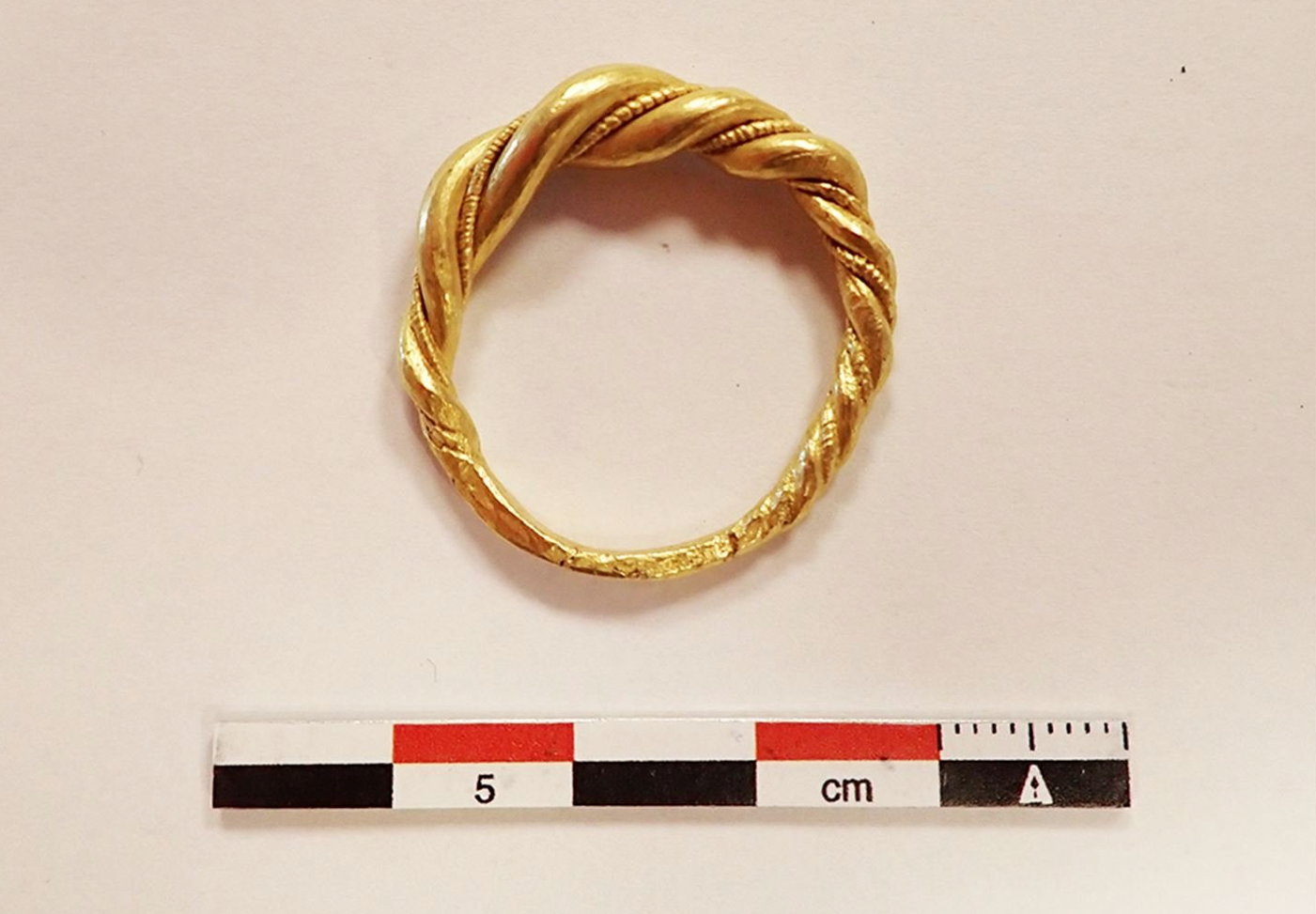 Norvège - L'anneau en or de l'Âge Viking acheté sur un site en ligne de vente aux enchères - Photo: Municipalité du comté de Vestland