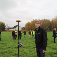 Norvège - L’archéologue Knut Paasche (NIKU) devant l'instrument de mesure indiquant l’emplacement du bateau - Photo: Steinar Omar Østli