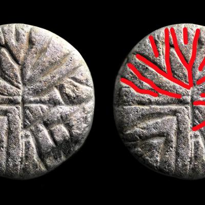 Norvège - L'artefact découvert à Trondheim a été interprété comme étant une pièce de jeu avec une inscription runique - Photo Dag-Øyvind Engtrø Solem / NIKU