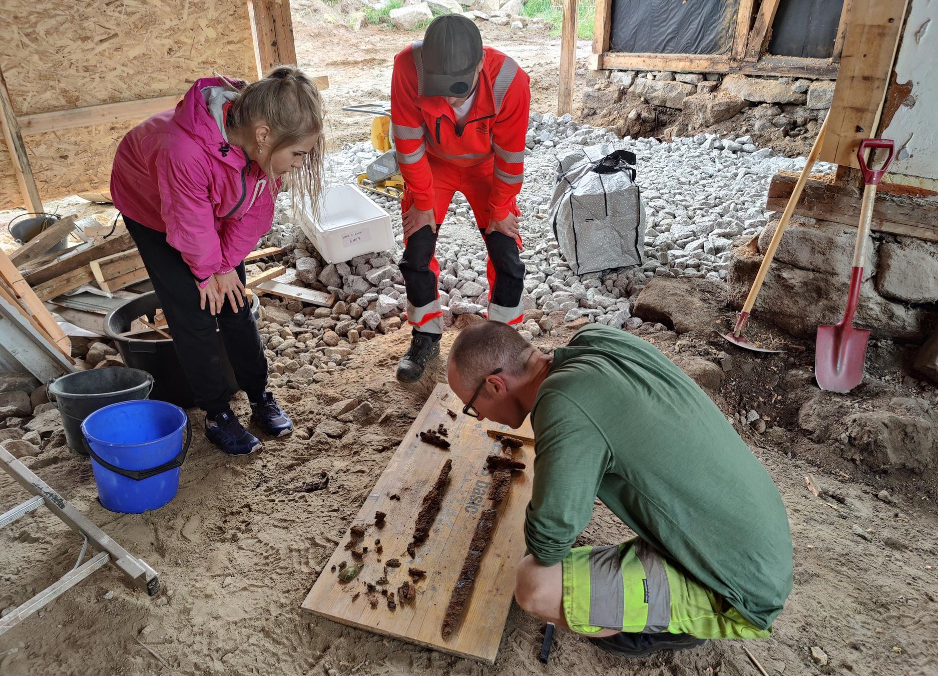 Norvège - L'épée et les autres artefacts provenant d'une tombe de l'Âge Viking découverte dans la cour d'une maison de Setesdal - Photo: Joakim Wintervoll