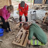 Norvège - L'épée et les autres artefacts provenant d'une tombe de l'Âge Viking découverte dans la cour d'une maison de Setesdal - Photo: Joakim Wintervoll