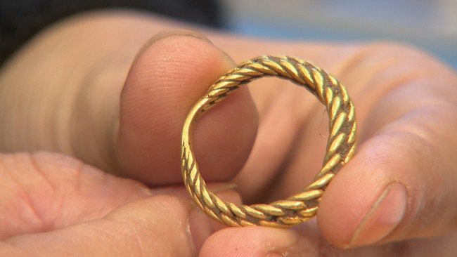 Norvège - La bague en or découverte par Bjarne Uleberg dans un champ aux alentours de Mandal - Photo Jan Jørg Tomstad