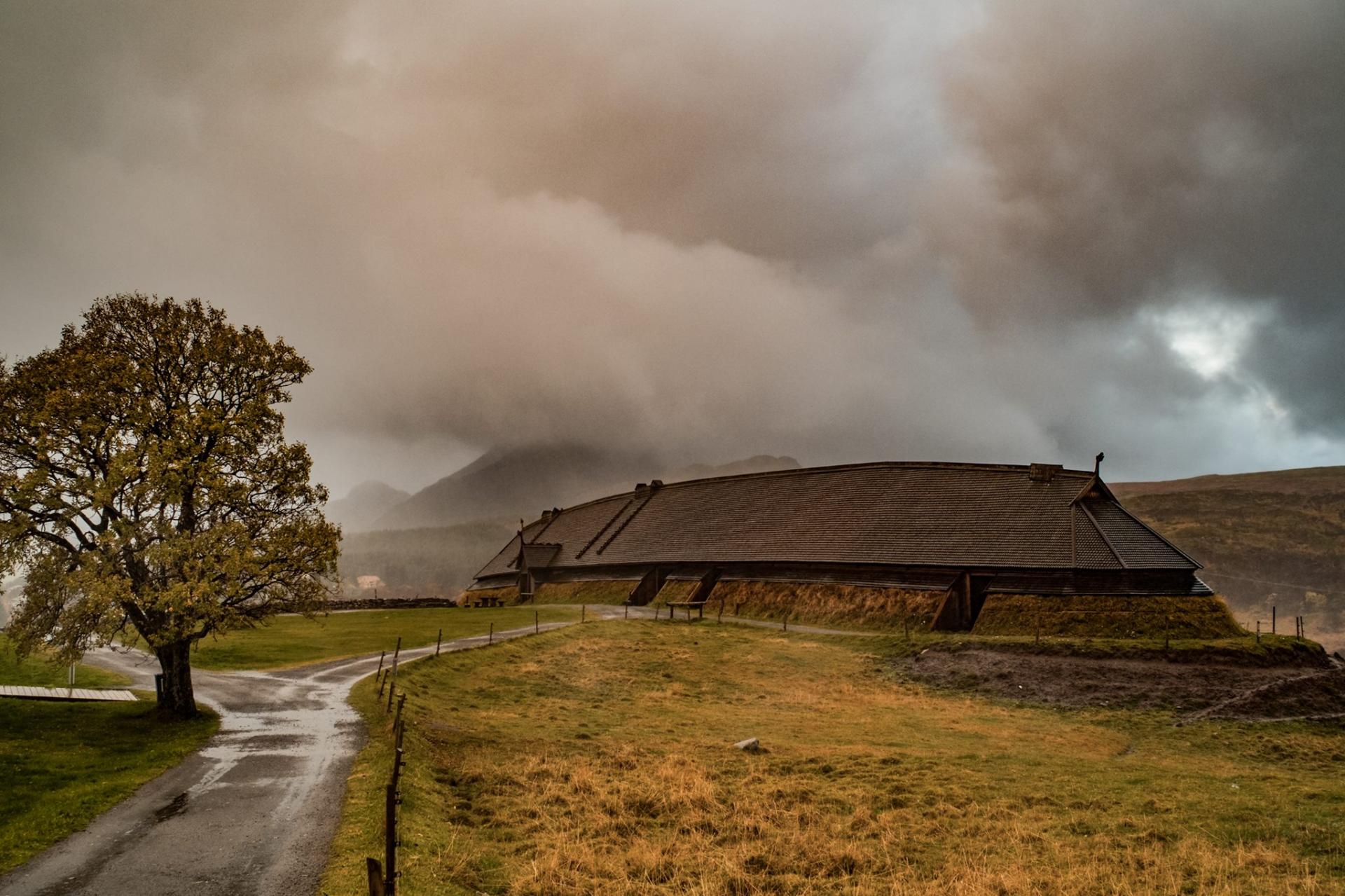 Norvège - La maison longue découverte en 1983 et reconstruite à Borg - Photo: Kjell Ove Storvik Lofotr / Lofotr Viking Museum