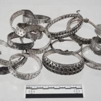 Norvège - Le collier et les 14 bracelets en argent du trésor de l'Âge Viking découvert sur l'île d'Engeløya - Photo: Anna Buduson/ Musée universitaire de Tromsø
