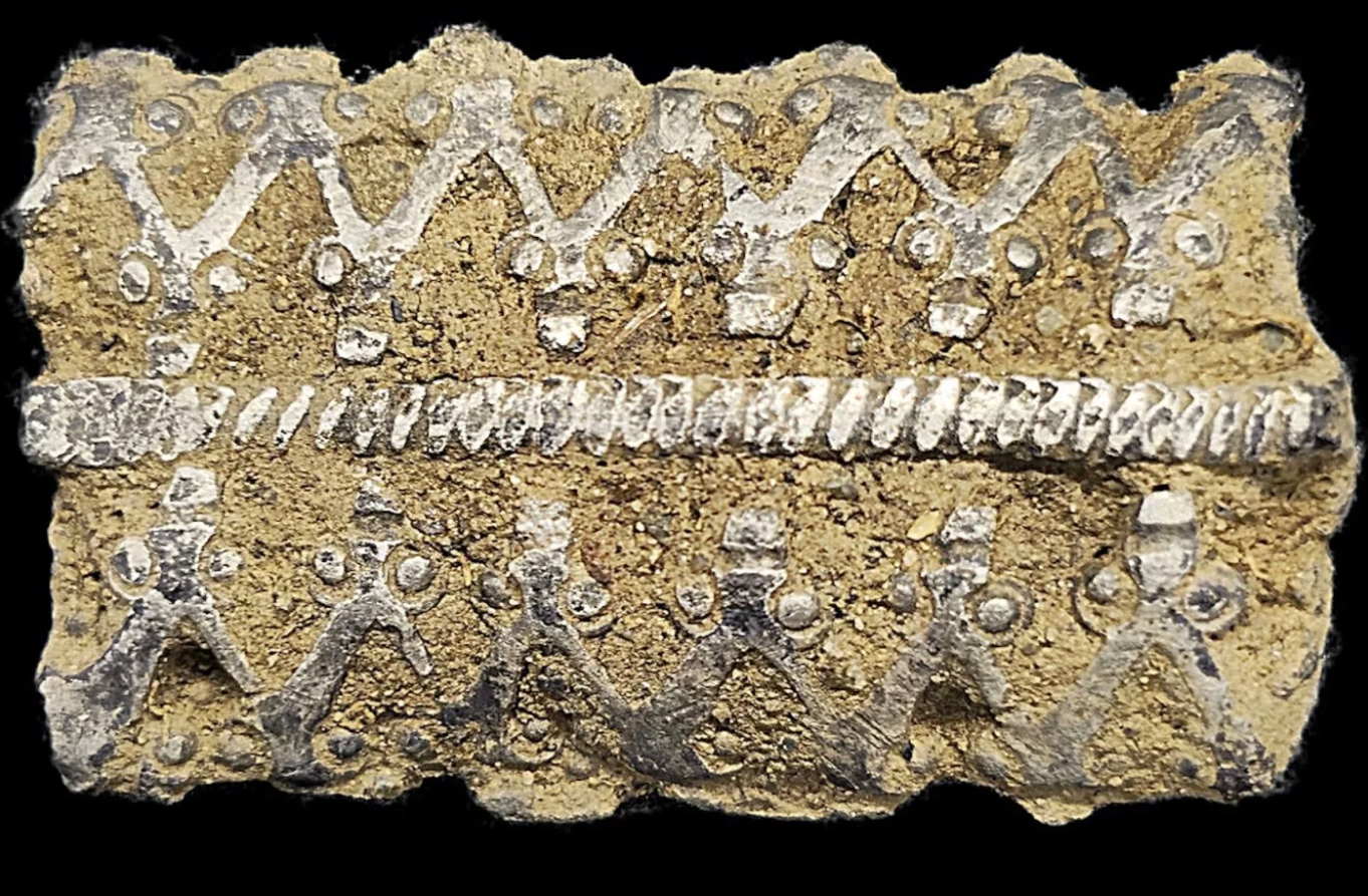 Norvège - Le morceau de bracelet en argent de l'Âge Viking découvert dans un champ du comté d'Innlandet - Photo: Jørgen Strande