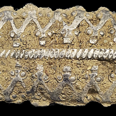 Norvège - Le morceau de bracelet en argent de l'Âge Viking découvert dans un champ du comté d'Innlandet - Photo: Jørgen Strande