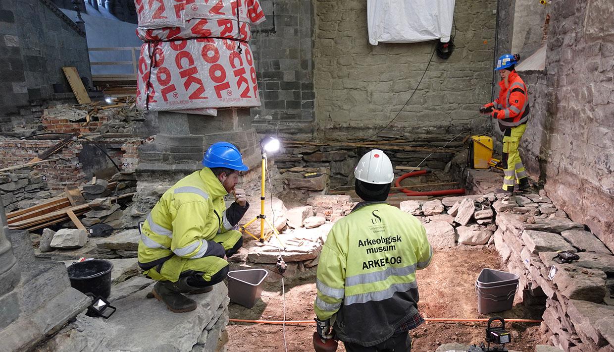 Norvège - Les archéologues ont découvert des os de porc de l'Âge Viking dans le vide sanitaire de la cathédrale de Stavanger - Photo: NIKU