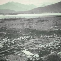 Norvège - Les fouilles de Borgund en 1954 et le Borgundfjord en arrière-plan - Photo: Asbjørn Herteig/ Musée universitaire de Bergen