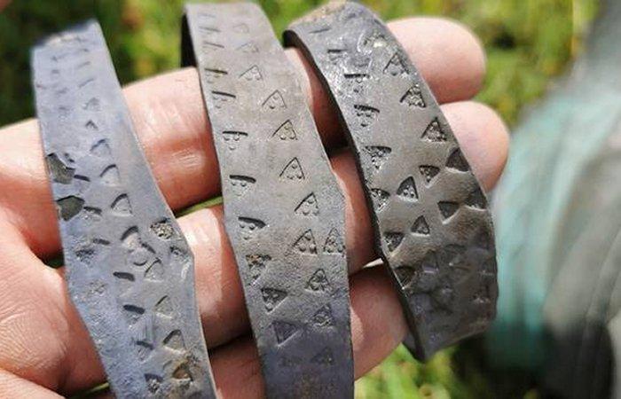 Norvège - Les trois premiers bracelets du trésor en argent mis au jour par Håvard Børvik et Einar-Arve Lagård sur l'île d'Engeløya - Photo NRK