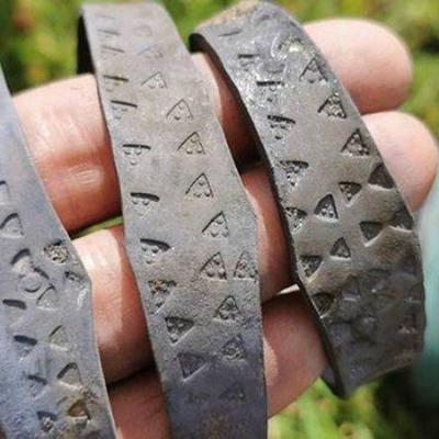 Norvège - Les trois premiers bracelets du trésor en argent mis au jour par Håvard Børvik et Einar-Arve Lagård sur l'île d'Engeløya - Photo NRK