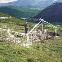 Norvège - Reconstitution de l'une des maisons datant de l'Âge Viking dans le hameau de Neto - Illustration: Espen Finstad et Hege Vatnaland