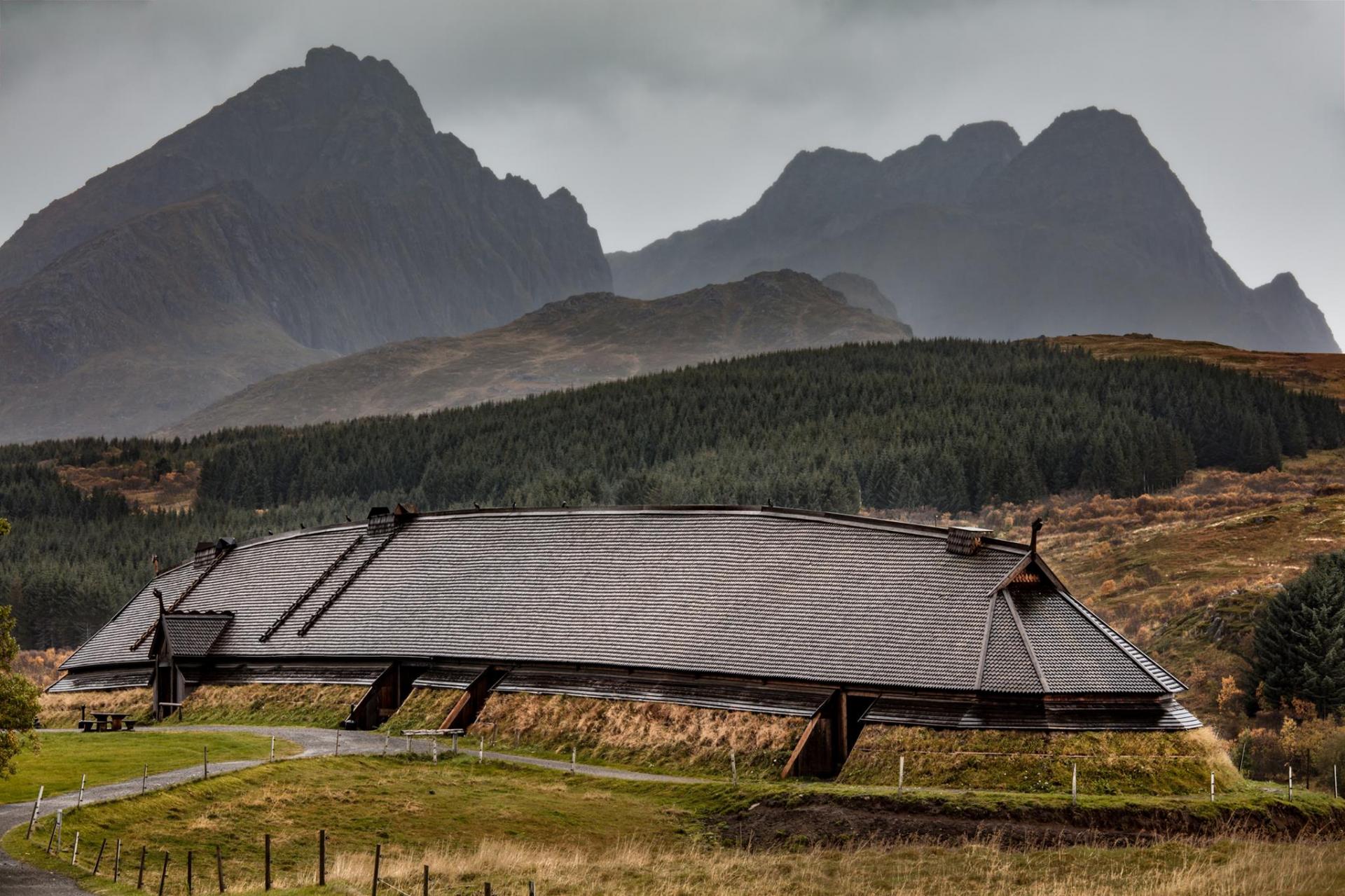 Norvège - Reconstruction de la grande maison longue de l'Âge Viking découverte à Borg - Photo: Kjell Ove Storvik / Lofotr Viking Museum