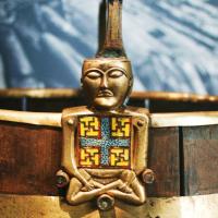 Norvège - Figurine d'un Bouddha décorée de svastikas sur un seau découvert dans la sépulture d'Oseberg