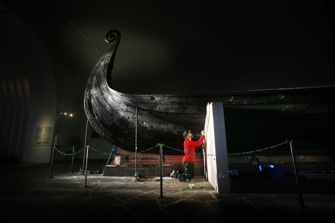 Norvège - Toutes les précautions sont prises pour soulever et peser le bateau d'Oseberg - Photo: Tom A. Kolstad / Aftenposten