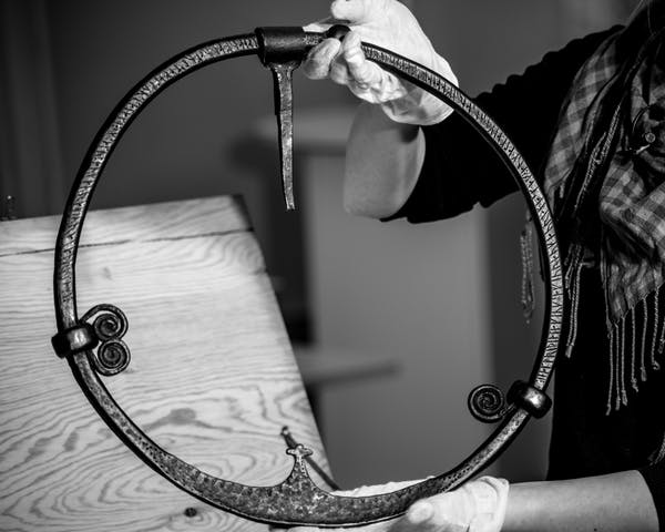 Norvège - Un anneau de porte de l'Âge Viking avec une inscription runique - Photo: Marianne Hem Eriksen