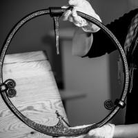Norvège - Un anneau de porte de l'Âge Viking avec une inscription runique - Photo: Marianne Hem Eriksen