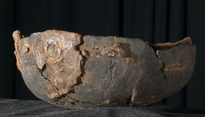 Norvège - Une coupe de l'Âge Viking, en pierre ollaire,  un matériau très utilisé pour les ustensiles de cuisine, trouvée à Kaupang, Vestfold - Photo: Eirik Irgens Johnsen / UiO