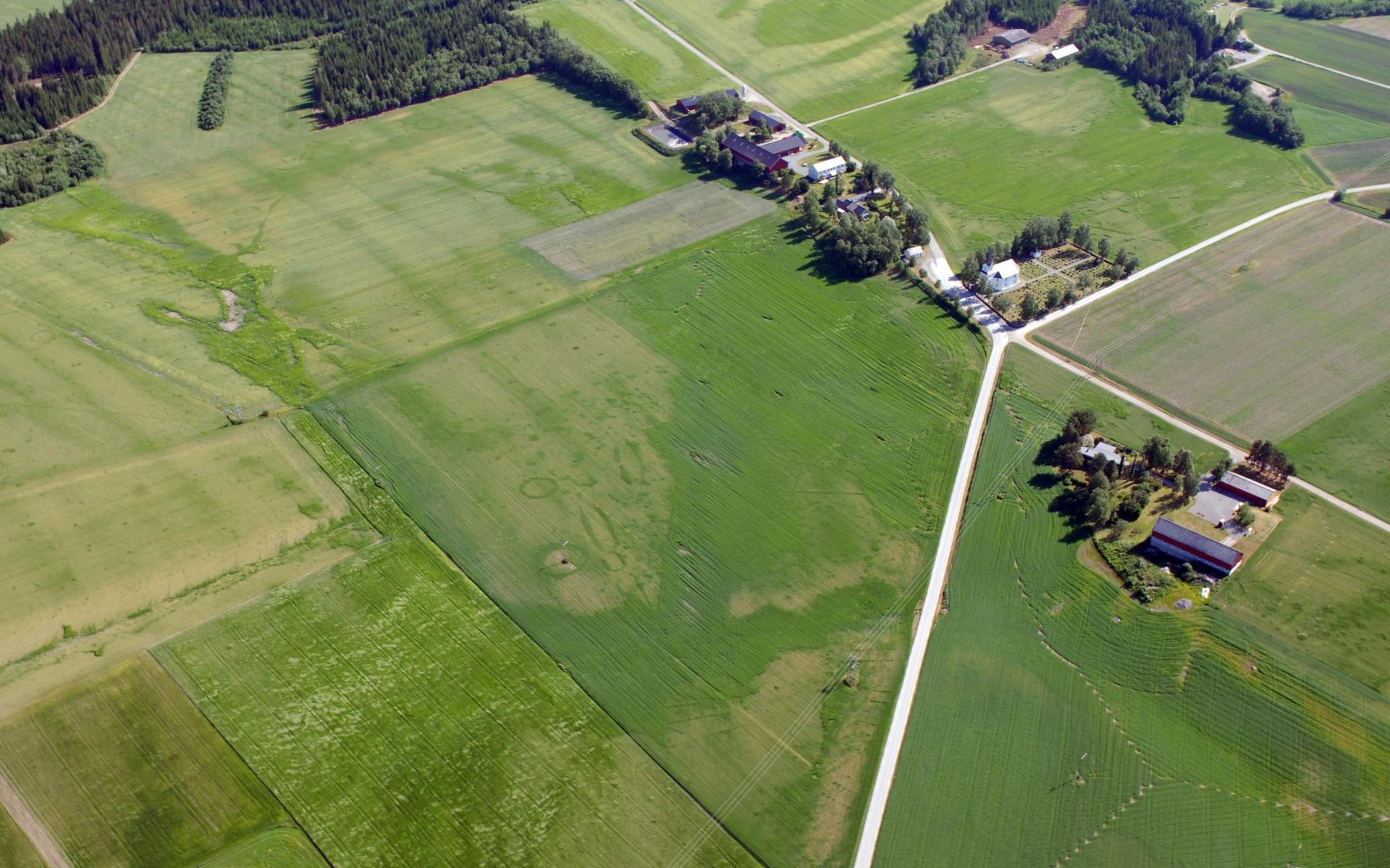 Norvège -  Vue aérienne de champs à Vinne montrant des traces d'habitations et de sépultures de l'époque viking - Photo: Lars Forseth/ municipalité du comté de Trøndelag