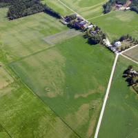 Norvège -  Vue aérienne de champs à Vinne montrant des traces d'habitations et de sépultures de l'époque viking - Photo: Lars Forseth/ municipalité du comté de Trøndelag