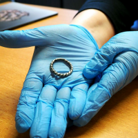 Pays-Bas - Le Musée national des Antiquités a acquis un anneau viking en argent du Xème siècle - Photo: Rijksmuseum van Oudheden