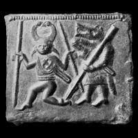 Plaque en bronze de Torslunda n°2 - Suède, VIème siècle. À droite, un berserkr  tirant une épée du fourreau, et à gauche, une potentielle représentation du dieu Odin