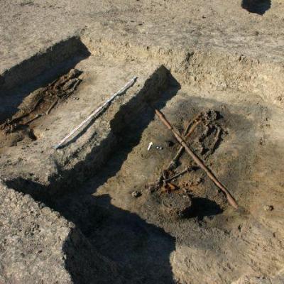 Pologne - Deux des tombes avec des hommes d'origine scandinave lors des fouilles archéologique à Ciepłe - Photo: Z. Ratajczyk