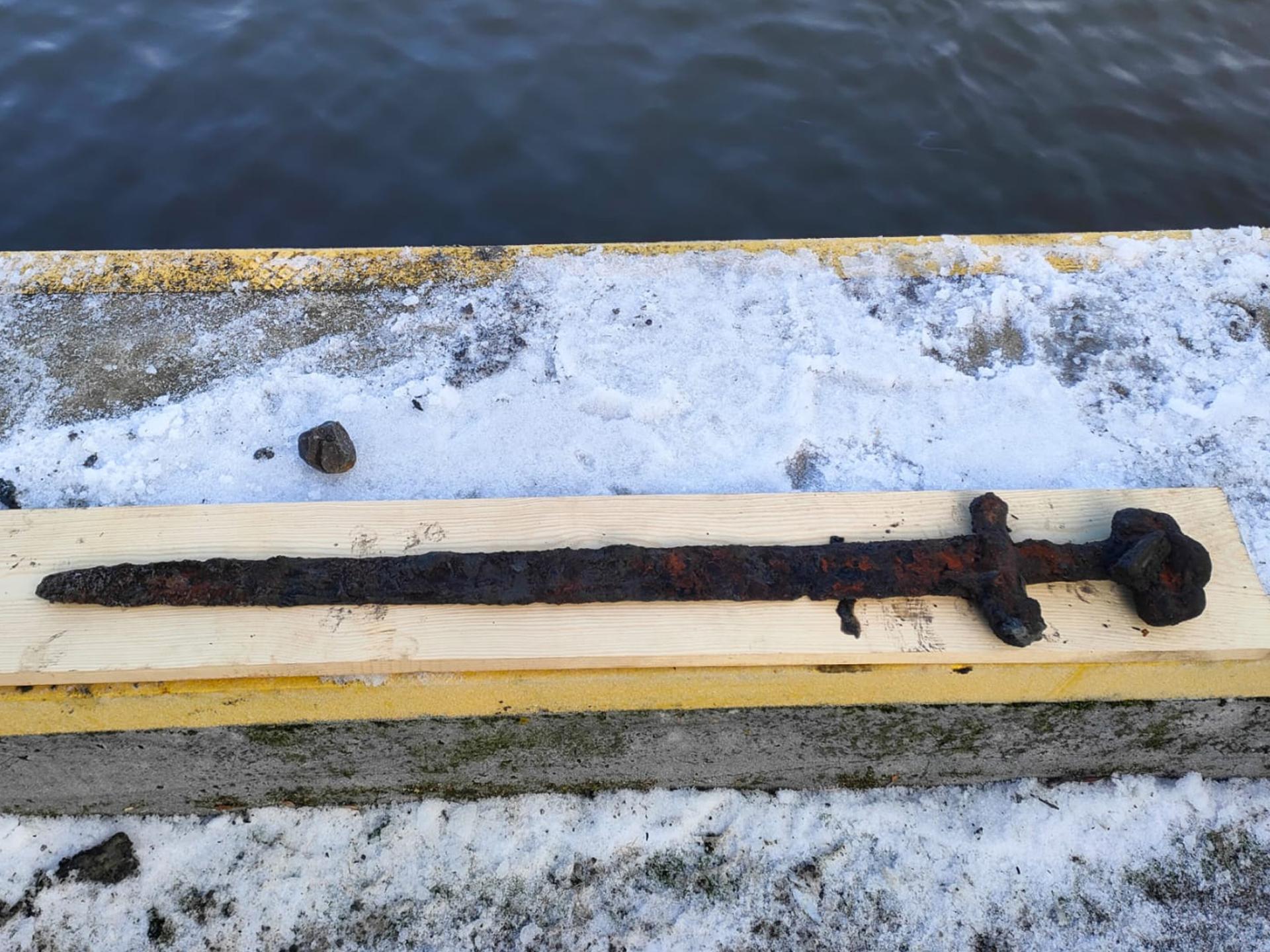 Pologne - Épée du IXème ou Xème siècle découverte par hasard dans la Vistule, à Włocławek - Photo: Ośrodek Sportu i Rekreacji Włocławek