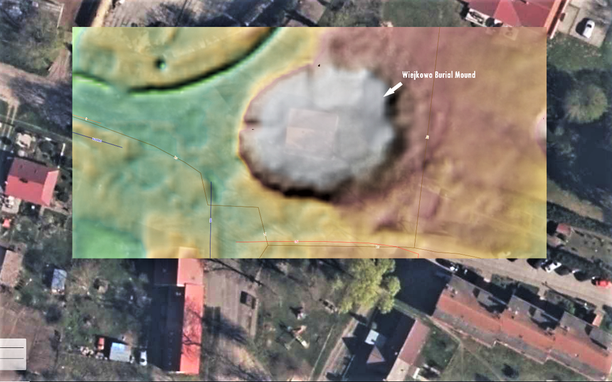 Pologne - Le  tumulus découvert sous l'église de Wiejkowo par Marek Kryda grâce aux images satellites - Photo: geoportal.gov.pl