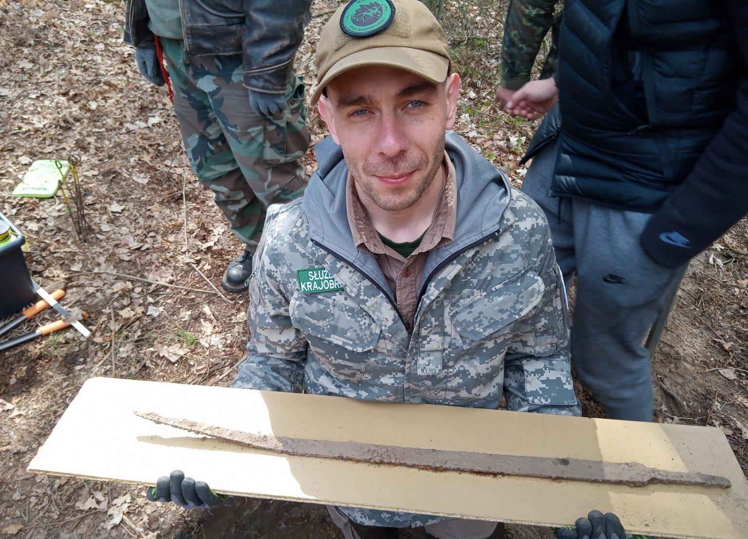 Pologne - Mateusz Sosnowski présente le langsaxe viking découvert dans le parc naturel de Wdecki - Photo O. Popkiewsic