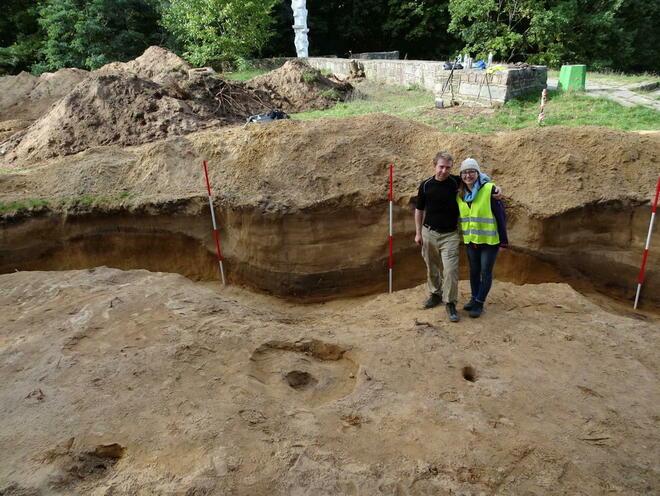 Pologne - Wojciech Filipowiak, devant les traces calcinées d'un rempart du Xème siècle a peut-être localisé Jomsborg - Photo: Laboratoire Archéologique de Wolin