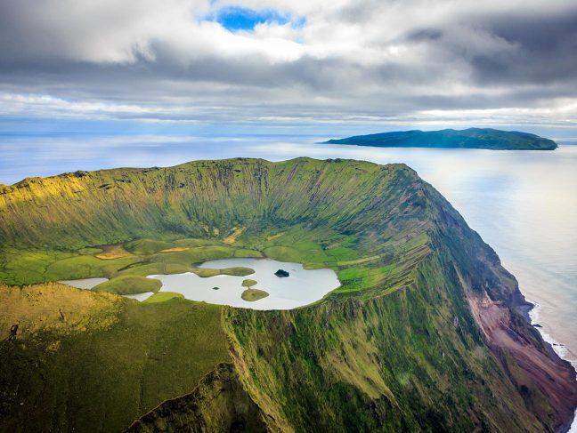 Portugal - Les Vikings, premiers colons des Açores d'après des analyses des sédiments lacustres - Photo: Lac de l'île de Corvo aux Açores